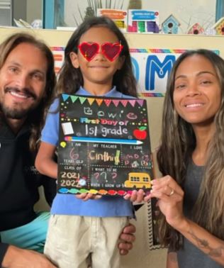 Bowie Ezio Perego-Saldana con sus padres Zoe Saldana y Marco Perego en septiembre de 2021 en su primer día de primaria